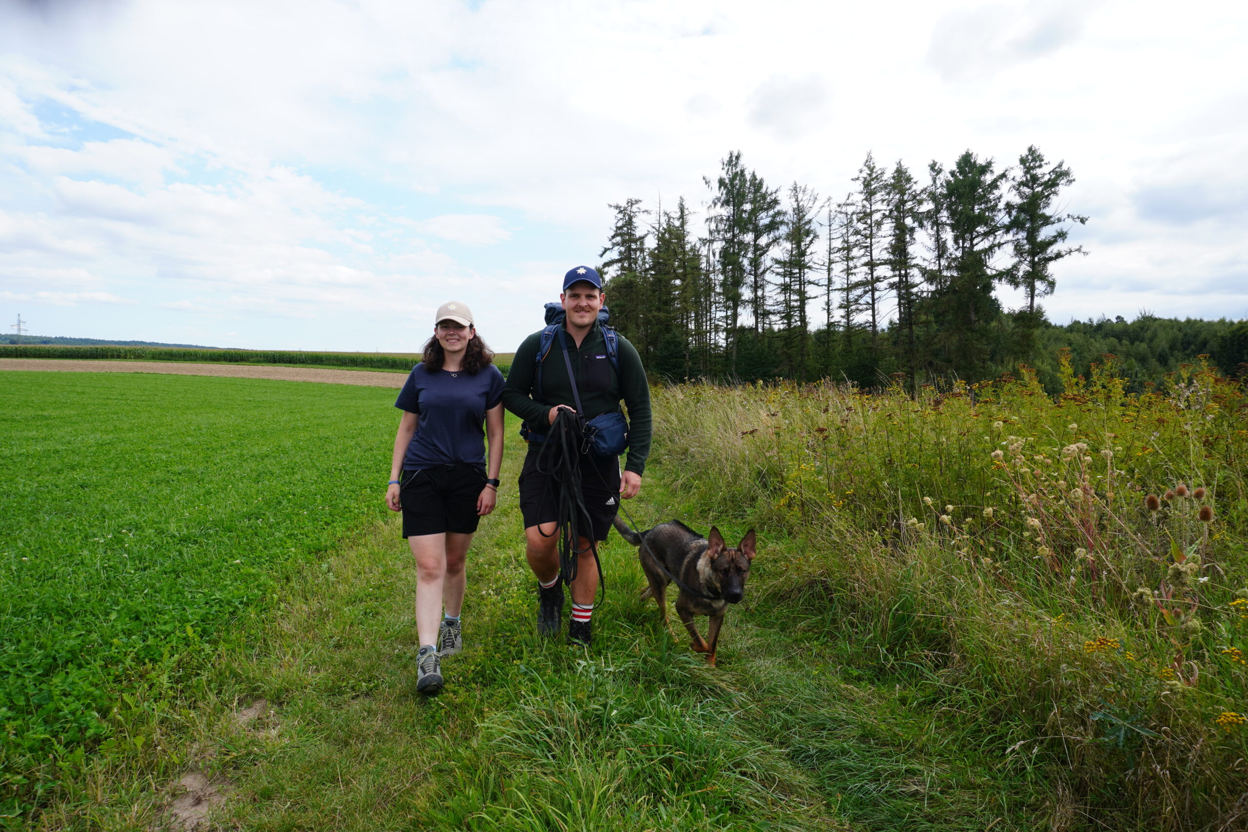 Maresa, Nick und Nero beim Wandern