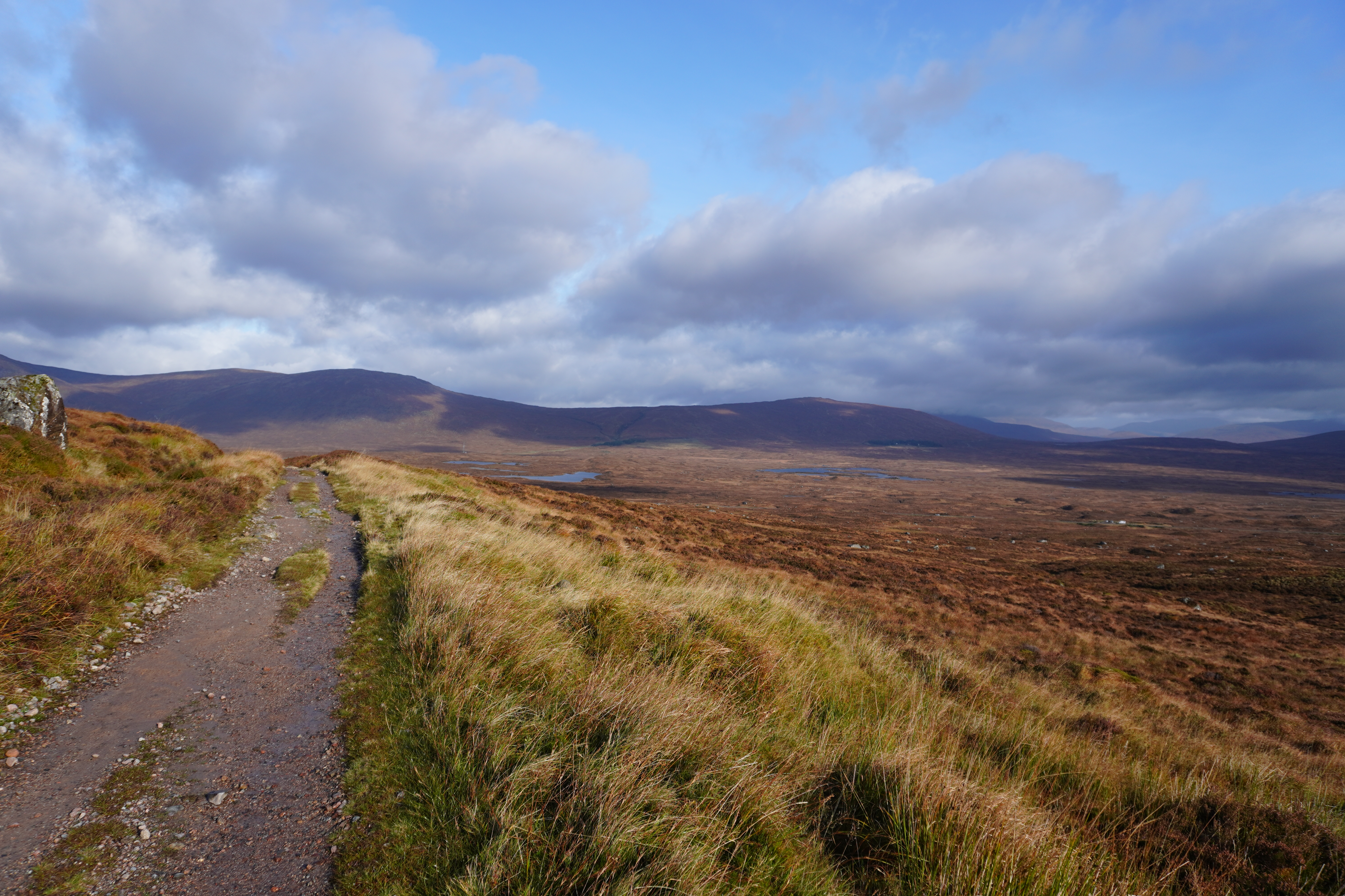 Landschaft des West Highland Way mit Wanderweg durch die schottischen Highlands während der JOGLE‑Fernwanderung