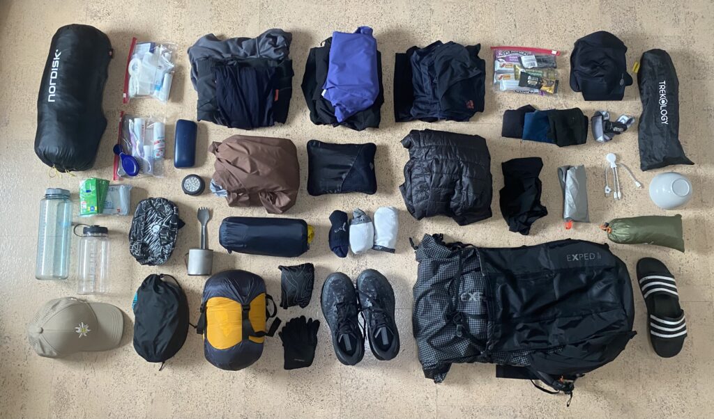 Trekkingausrüstung für die JOGLE-Wanderung aus Maresas Rucksack mit Zelt, Schlafsystem und ultraleichtem Kocher