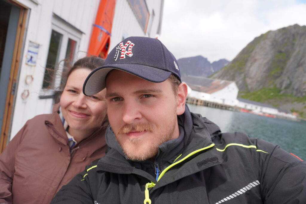 Nick und Maresa lachend in die Kamera