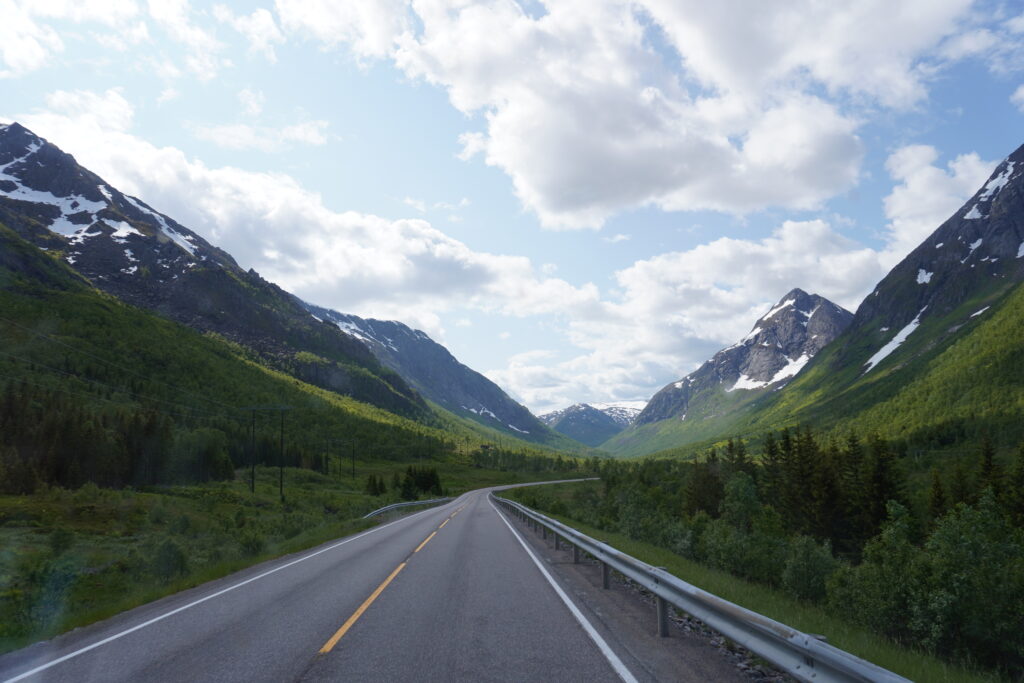 Landschaftsausblick während dem Fahren auf die eine Berglandschaft in Norwegen