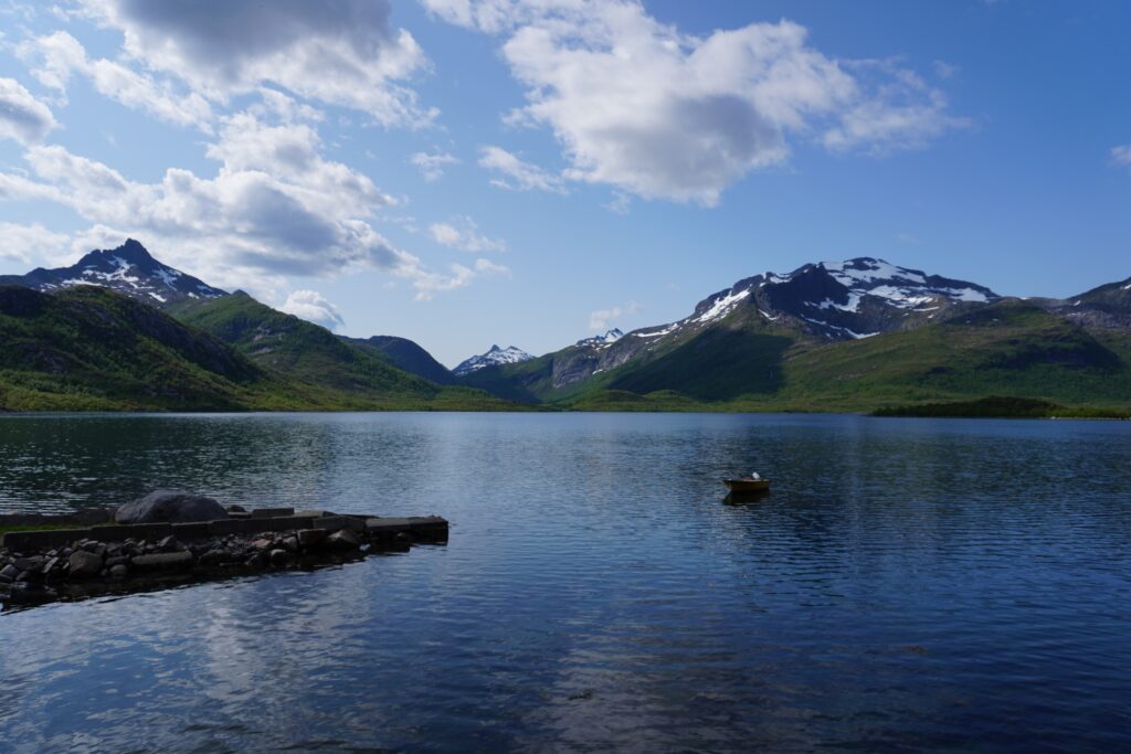 Landschaftsausblick auf die bergigen Lofoten in Norwegen