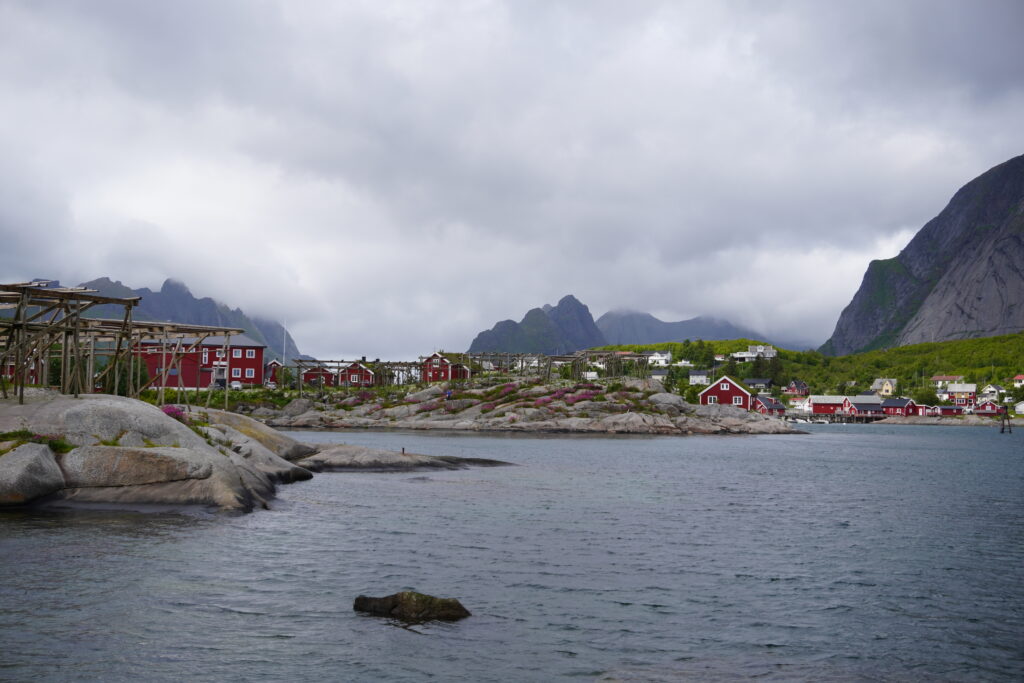 Dorf am Meer in den Lofoten in Norwegen