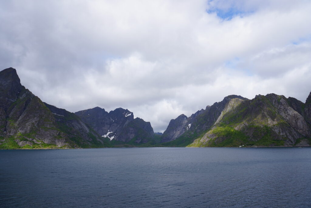 Landschaft mit Bergen und einem See