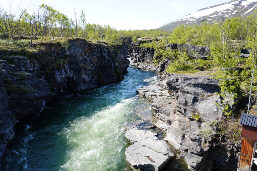 Blick auf einen Wasserfall im Abisko Nationalpark in Schweden