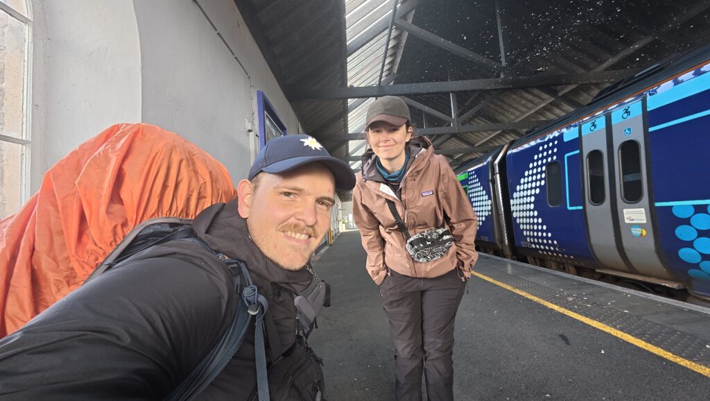 Maresa & Nick am Bahnhof von Wick nach Inverness während JOGLE-Woche 1 aufgrund einer Pause für den Hund