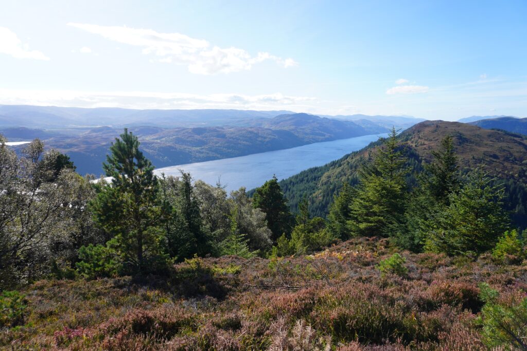Aussicht über Loch Ness während der Wanderung auf dem Great Glen Way in Schottland