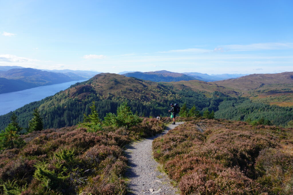 Wanderer Nick mit Hund Nero auf dem Great Glen Way in den schottischen Highlands.