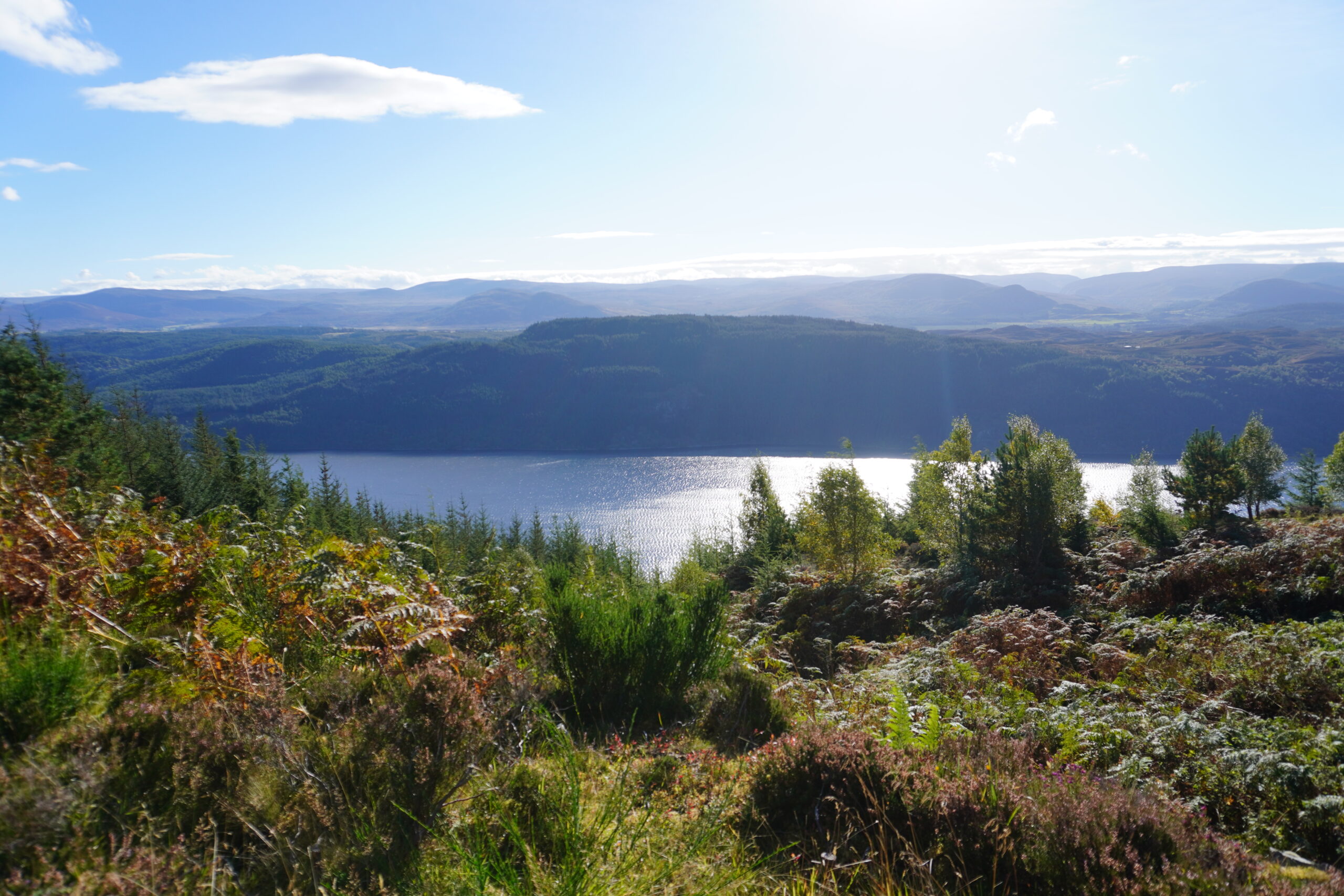 Aussicht über Loch Ness während der Wanderung auf dem Great Glen Way in Schottland