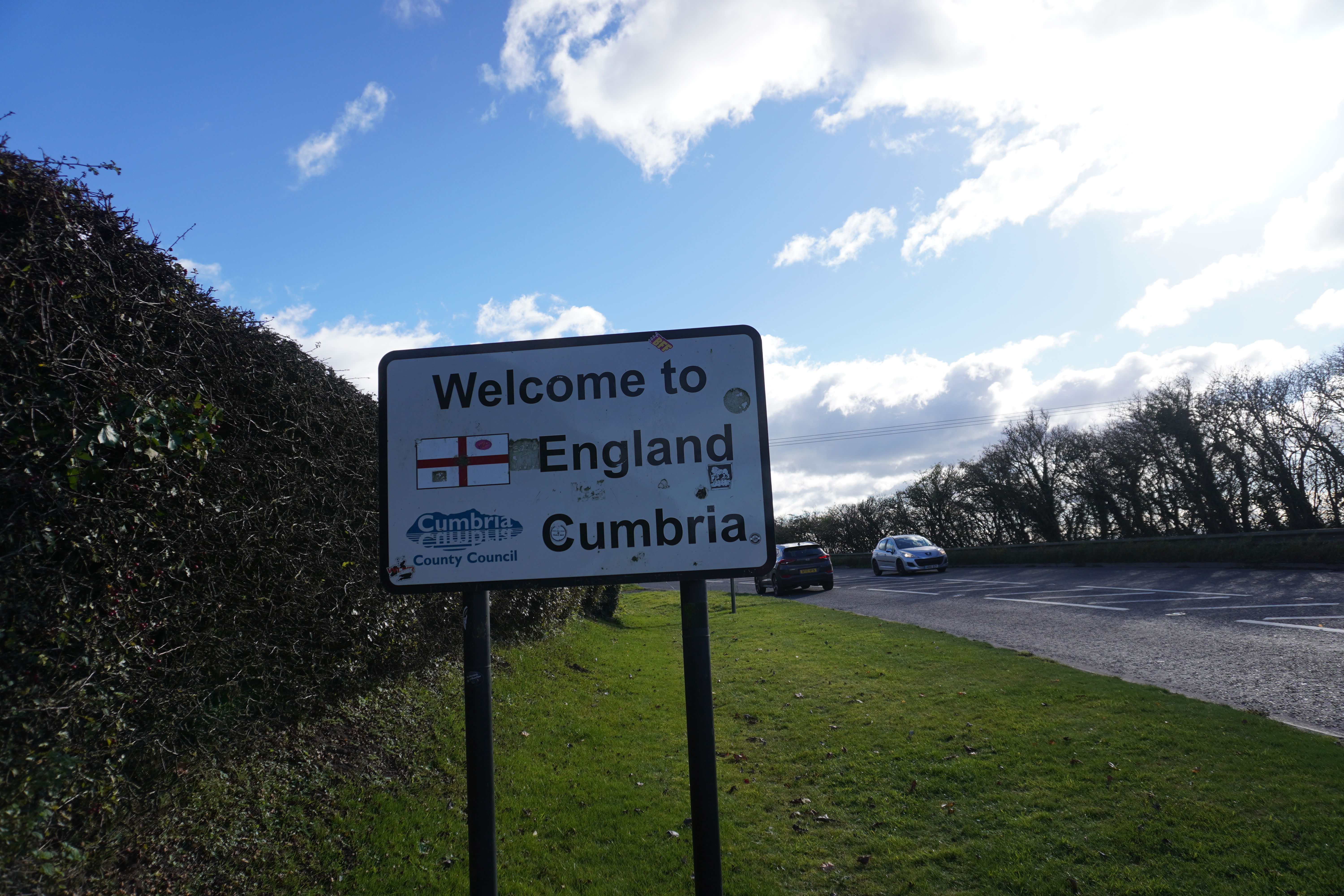 Grenzschild mit der Aufschrift “Welcome to England” bei dem Grenzübertritt von Schottland nach England während der JOGLE Fernwanderung