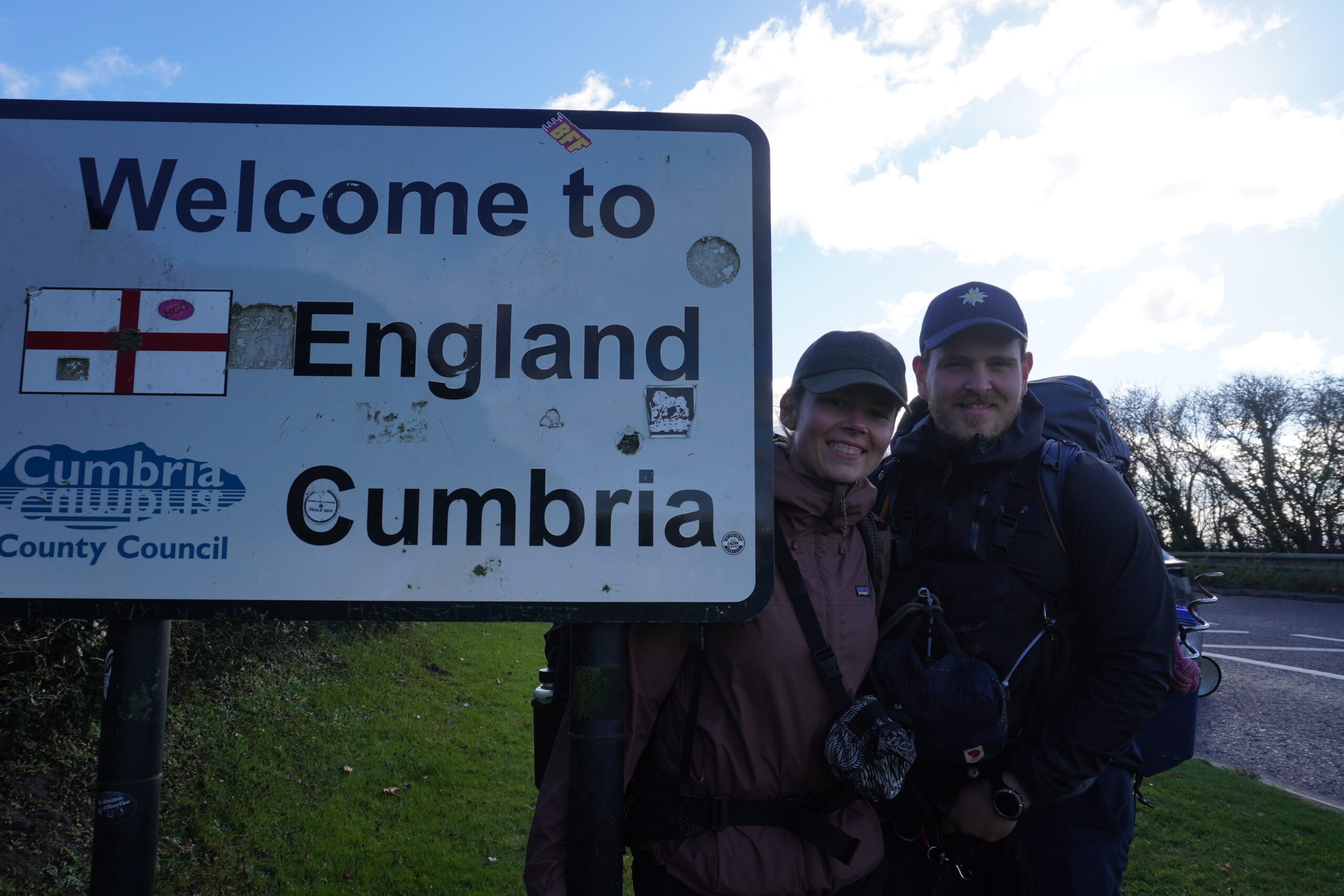 Nick und Nero von hinten wandernd in den schottischen Highlands vor dem England-Grenzübertritt
