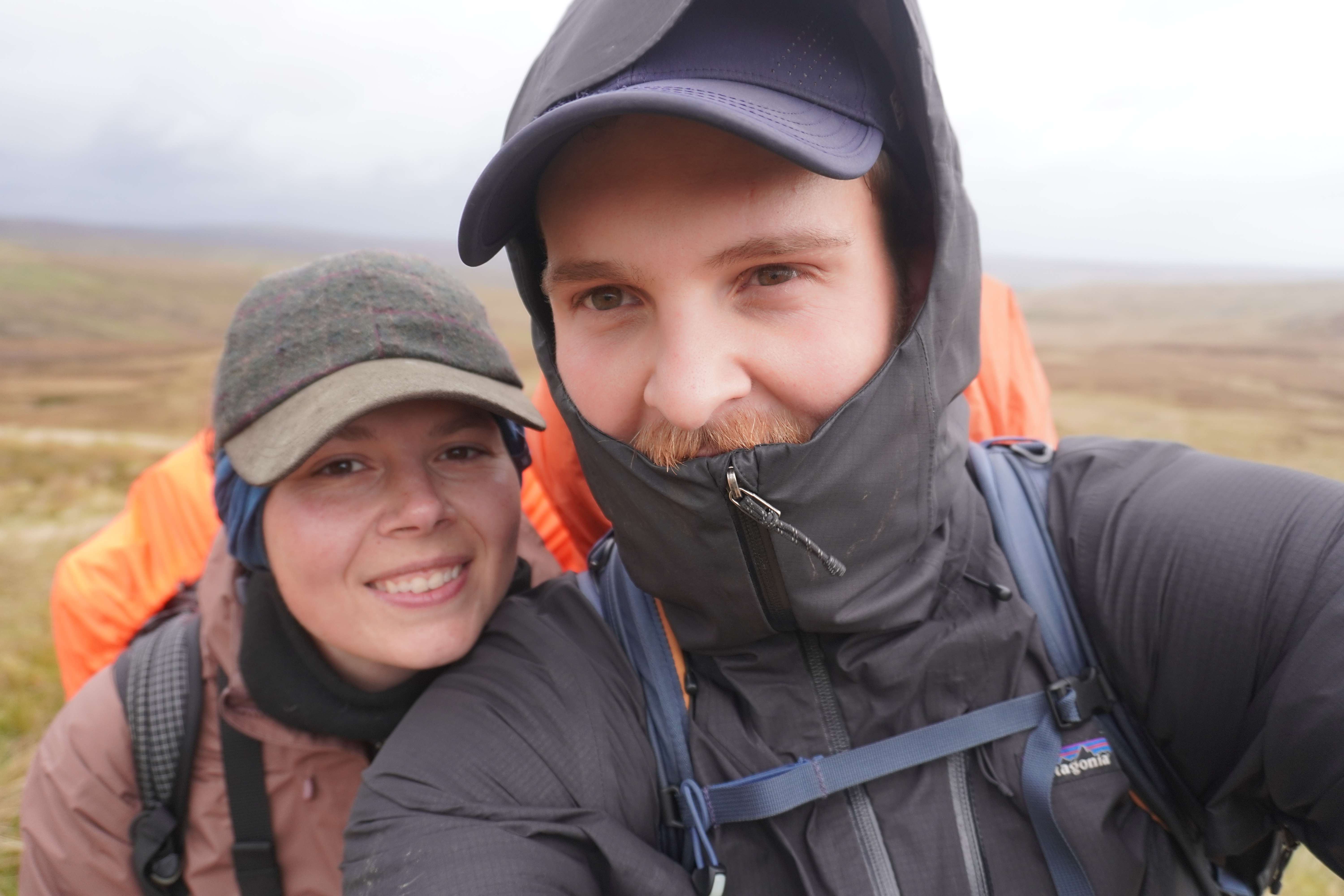 Nick & Maresa frontal lachend in die Kamera auf dem Pennine Way während der JOGLE Fernwanderung