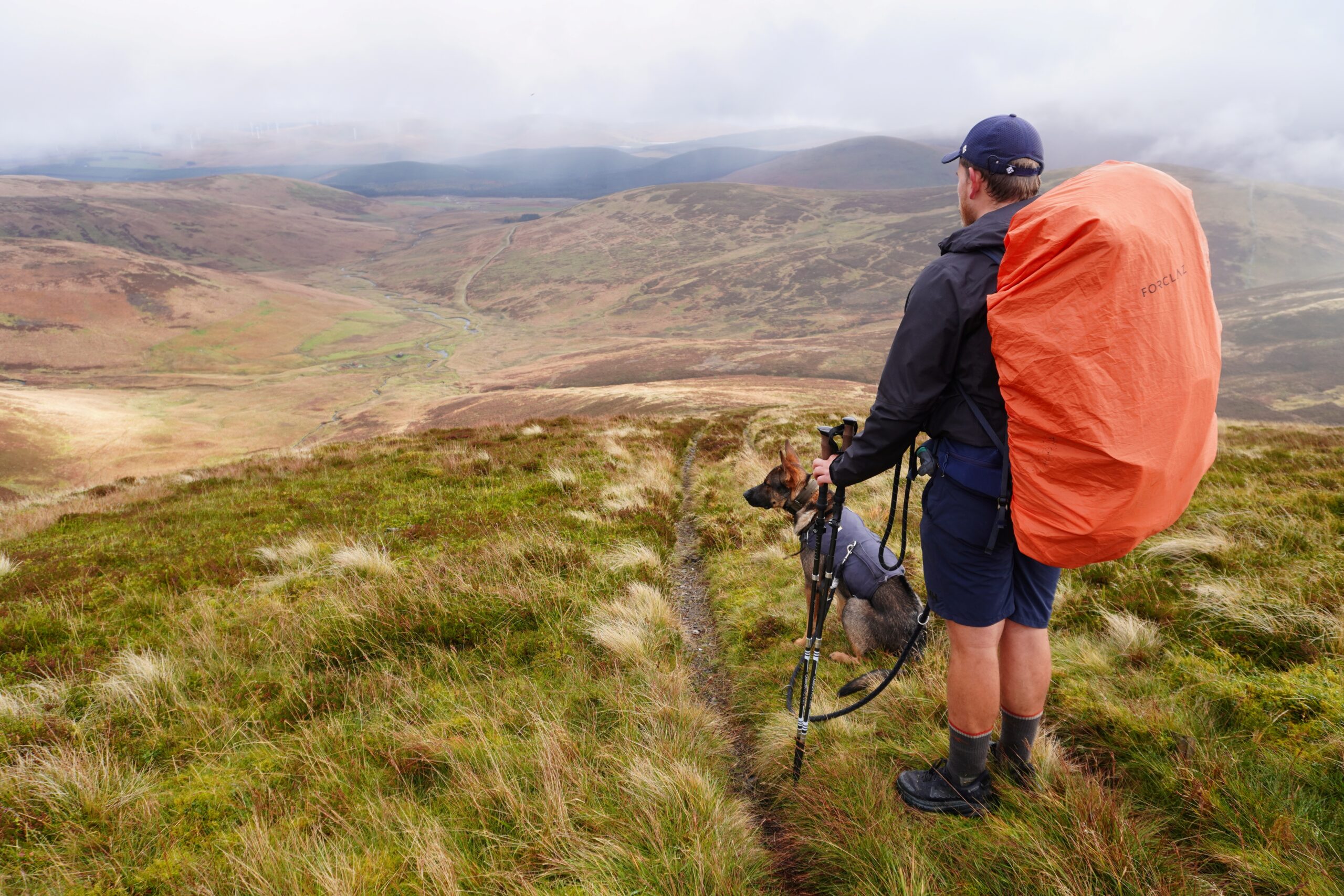 Nick und Nero schauen in die Weite auf dem Pennine Way während der Fernwanderung durch England