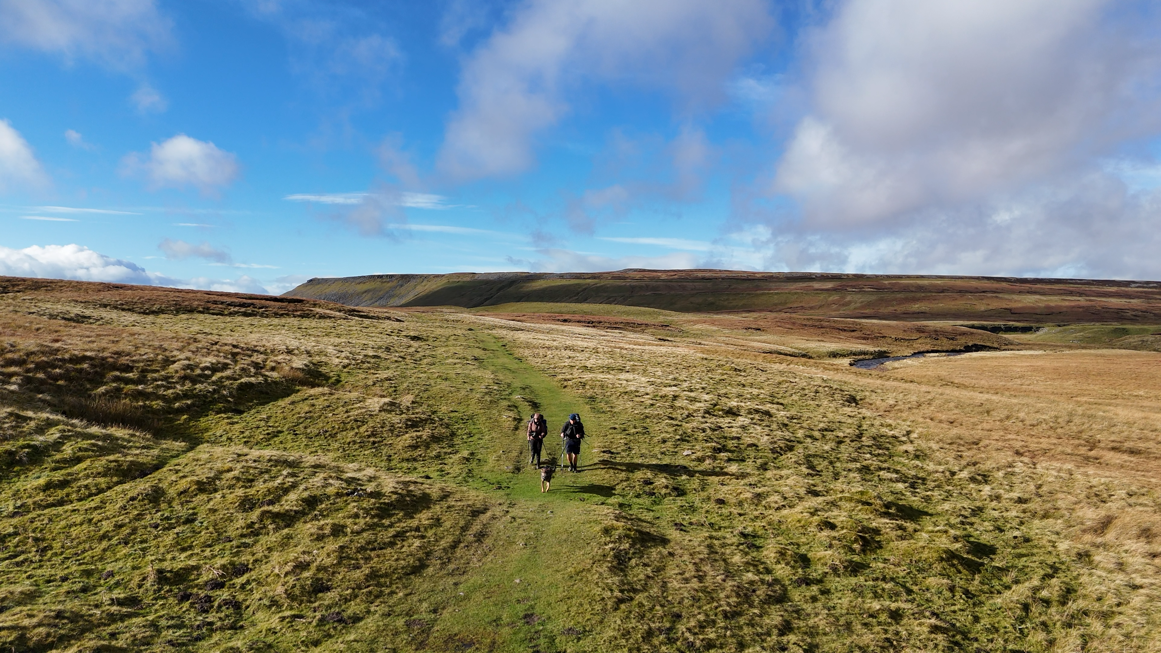 Maresa, Nick und Nero wandernd durch die Landschaft Großbritanniens während der JOGLE Fernwanderung