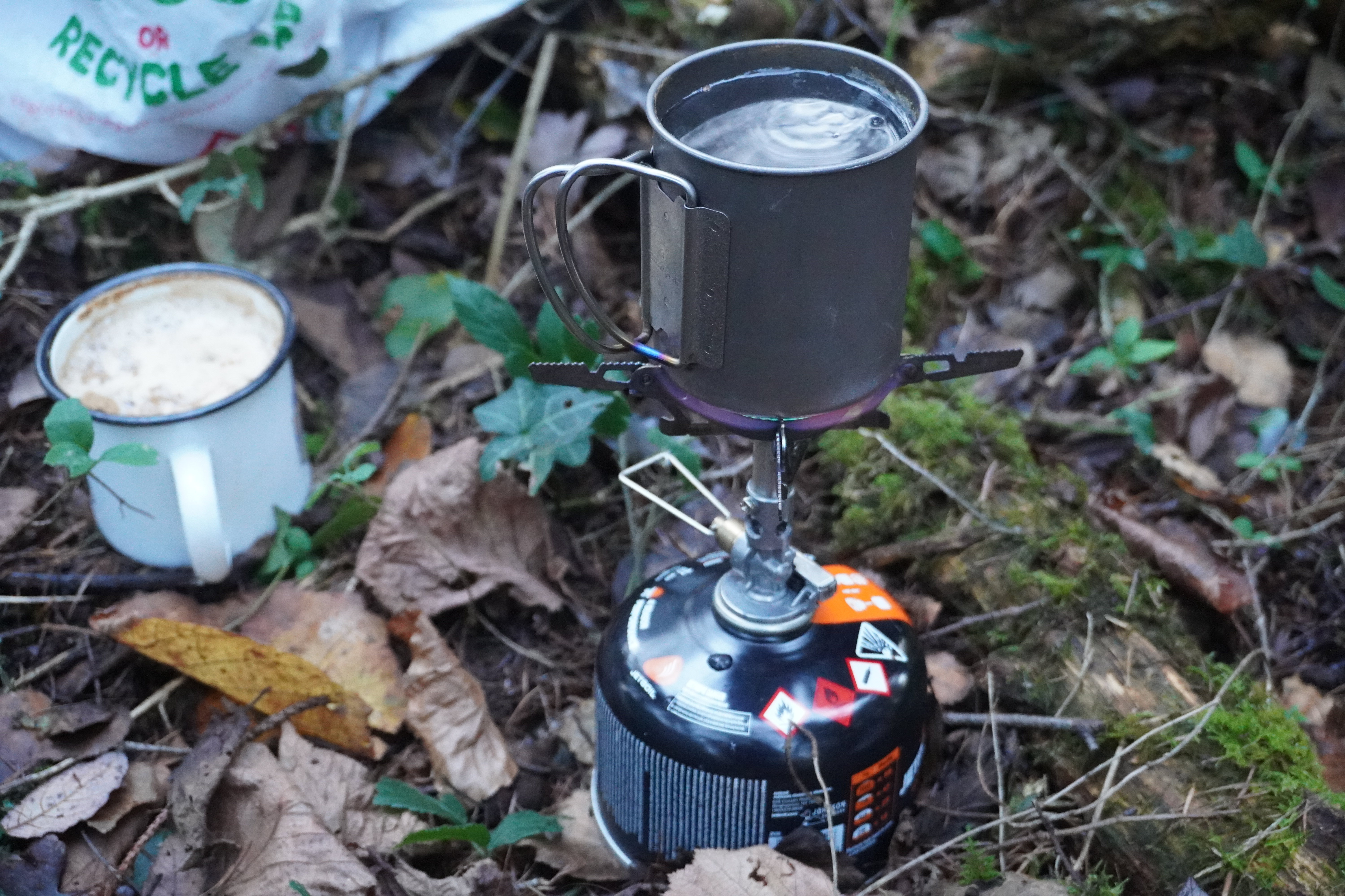Morgendlicher Kaffee vom Campingkocher beim Wildcampen während der JOGLE Wanderung