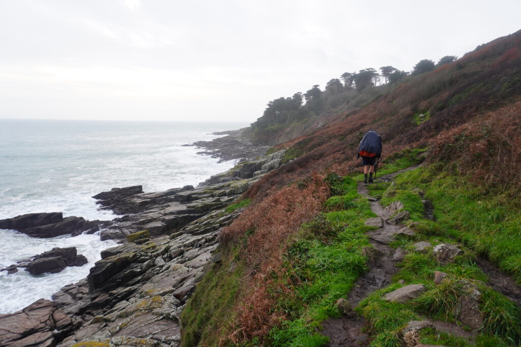 Nick und Nero entlang des Küstenpfades des South West Coast Path nahe Land’s End