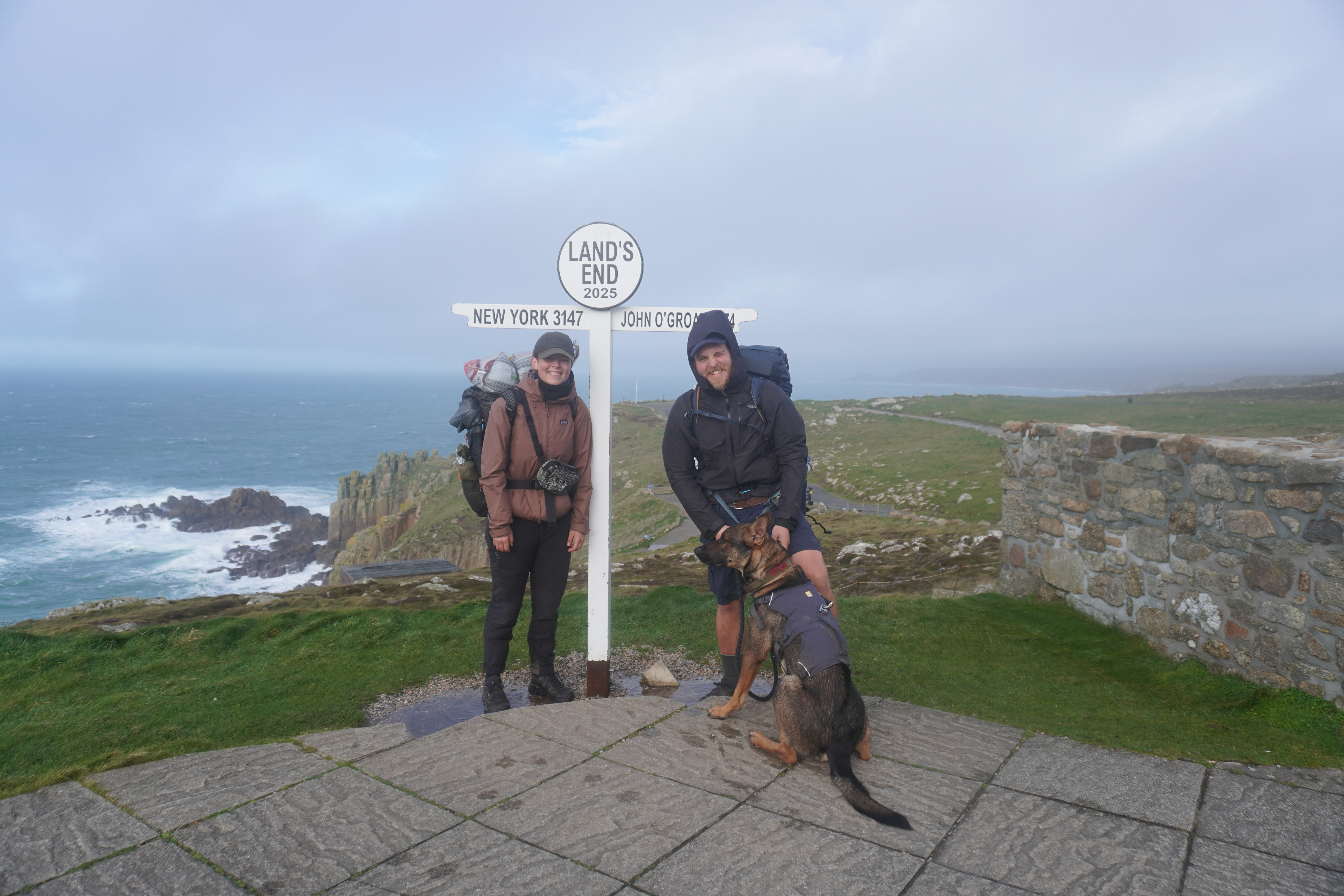 Maresa, Nick und Hund Nero am Ziel der JOGLE Wanderung in Land’s End