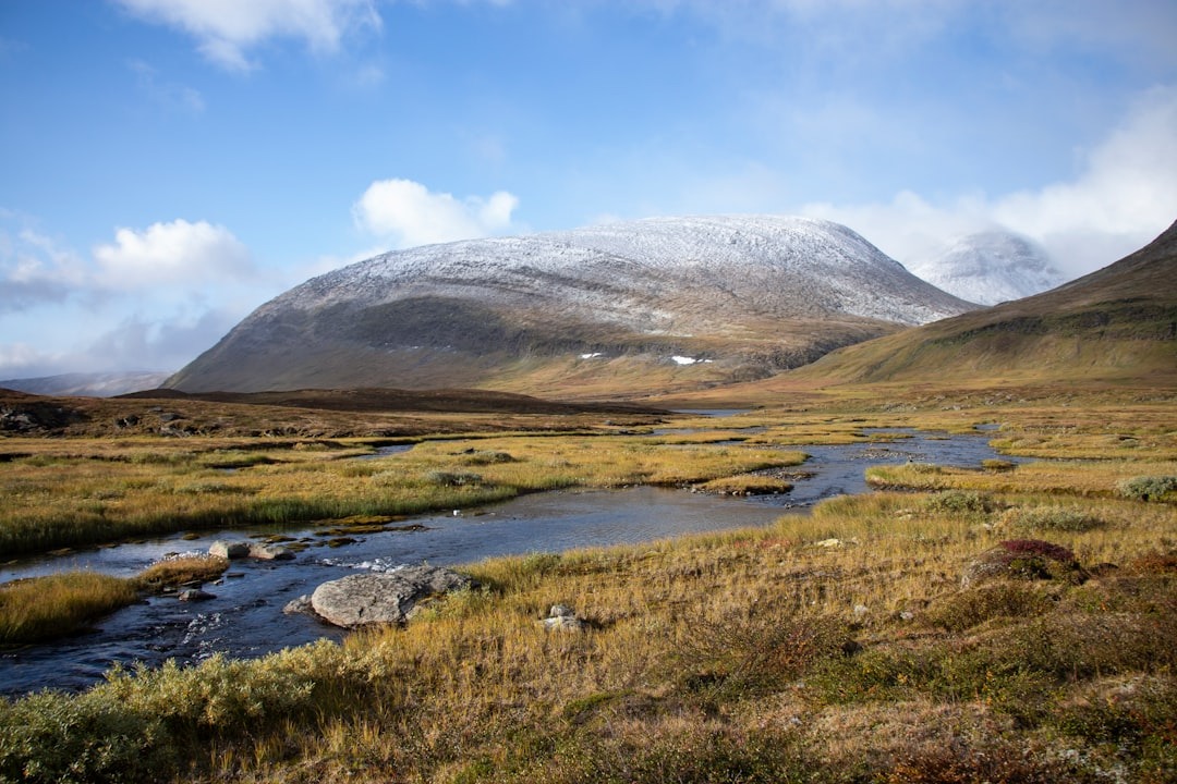Landschaft mit Berg und See entlang einer Kungsleden Etappe