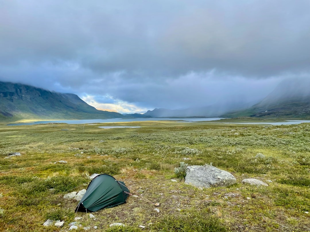Landschaft und Zelt bei einer Kungsleden Etappe